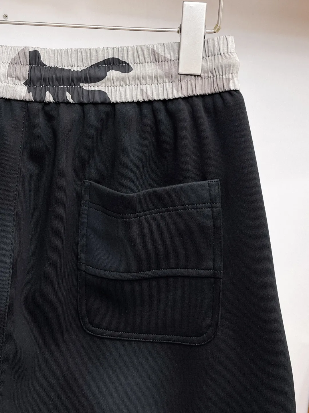 Balenciaga's three-standard complete 2026 summer New Arrival men's casual shorts, advanced custom-made Breathable fabric, Breathable fabric, extremely stretchy and comfortable, impeccable details, top-grade accessories, original logo design concept, delicate and soft feel! The upper body fit is awesome! Size: M-XXXL Please state your height and weight when ordering